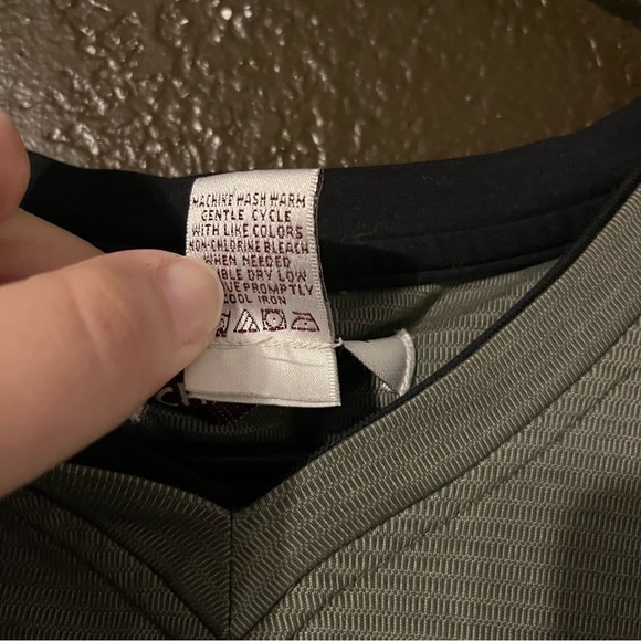 Green Short Sleeve V Neck Style Tee, Size Medium - Picture 5 of 5